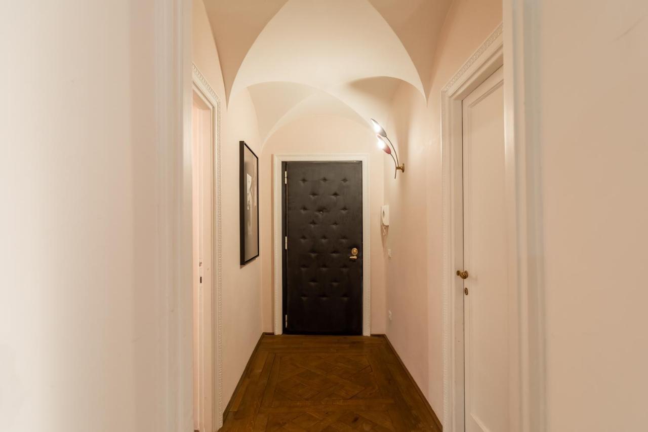 Chic And Style In Historical Via Giulia Lägenhet Rom Exteriör bild